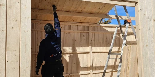 Ytskiktsrenovering fräschar upp lokaler med nya ytskikt – målning, golvläggning och mindre reparationer.